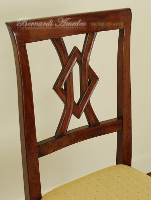 Sedia classica in noce massello con schienale lavorato e seduta imbottita